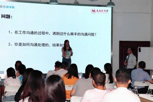 揭秘上海外教老师的平均收入及工资待遇(上海的外教老师一个月多少钱)插图